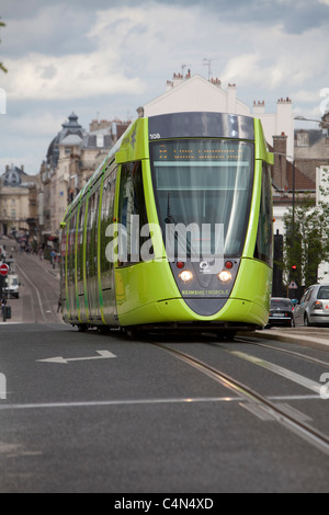 Straßenbahn durch die Stadt Reims in Frankreich Stockfoto