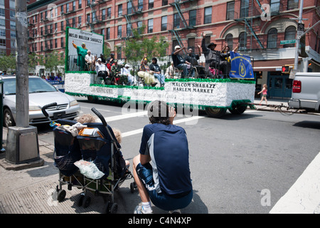 Teilnehmer-März in der Juneteenth Feier Parade durch die Straßen von Harlem in New York Stockfoto