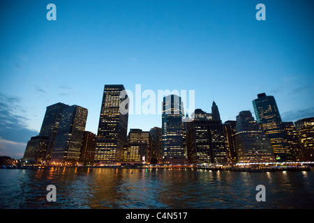 Lower Manhattan in der Dämmerung von New York Harbor auf Mittwoch, 15. Juni 2011. (© Richard B. Levine) Stockfoto