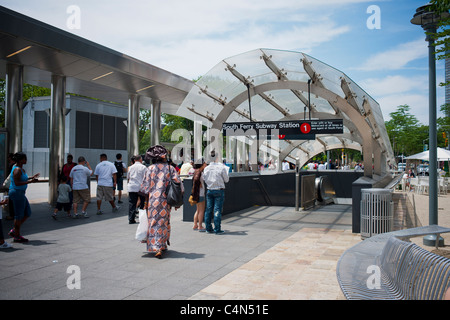 Besucher gehen im neu renovierten Peter Menuett Plaza neben dem Eingang zum Staten Island Ferry Terminal Stockfoto