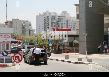 Überprüfung Auto stand für Sprengstoff am Parkplatz eines Einkaufszentrums in Ashdod, Israel zu schützen. Stockfoto