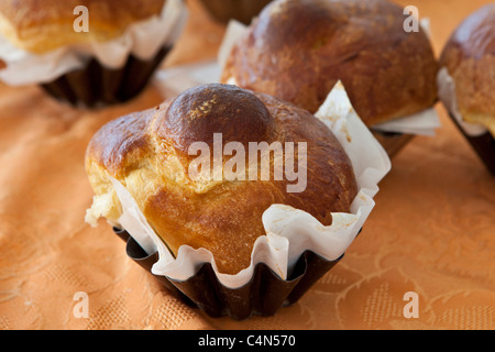 Frisch gebackene französische Brioche zum Verkauf an Lebensmittel-Markt in La Reole in Bordeaux Region von Frankreich Stockfoto