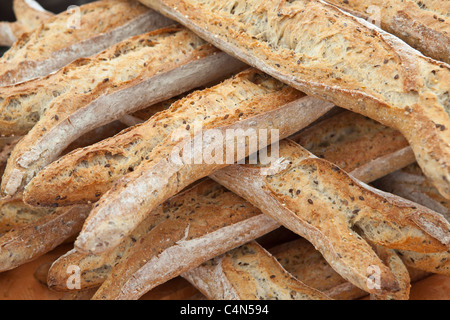 Frisch gebackene 5 Getreide französischem Baguette Mehrkornbrot zum Verkauf an Lebensmittel-Markt in La Reole in Bordeaux Region von Frankreich Stockfoto