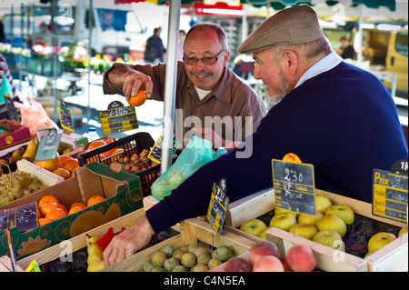Franzosen arbeiten an Obst Personal im Lebensmittelmarkt auf der Esplanade des Quais in La Reole, Region Bordeaux, Frankreich Stockfoto