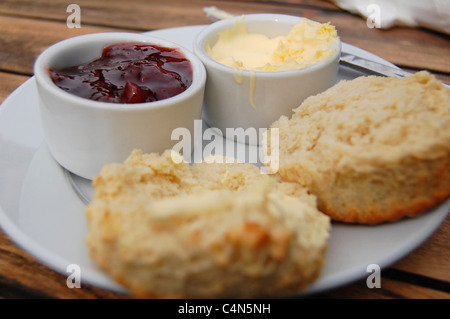 englische Creme Tee mit Scones und Marmelade Stockfoto