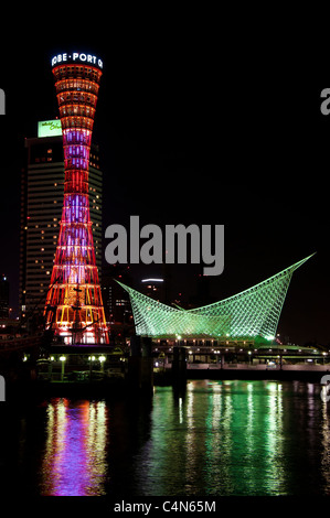 Kobe Port Tower und das Maritime Museum in der Nacht im Meriken Park, Hyogo-Präfektur, Japan. Stockfoto