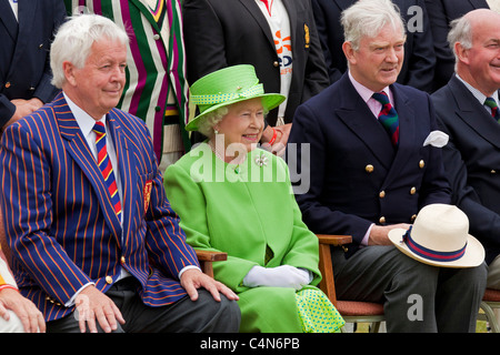 Ihre Majestät Königin Elizabeth II in grünen Hut und Mantel gekleidet mit Beamten der königlichen Haushalt & Armee Cricket Clubs. JMH5003 Stockfoto