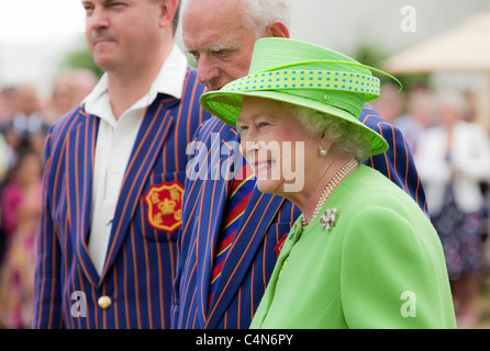 Ihre Majestät Königin Elizabeth II in grünen Hut und Mantel gekleidet. JMH5004 Stockfoto