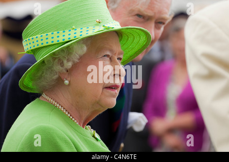 Ihre Majestät Königin Elizabeth II in grünen Hut und Mantel gekleidet. JMH5006 Stockfoto