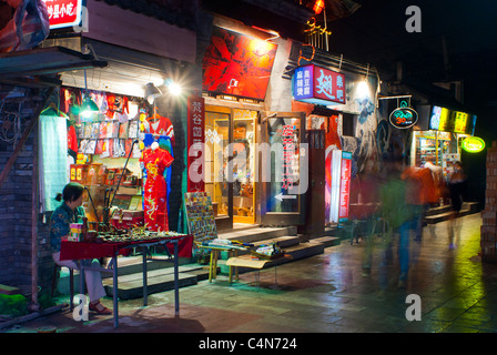 Peking, China, Weitwinkelblick, chinesische Läden, auf Shopping Street Scene bei Nacht, Alt. Stadtzentrum, Vintage-Außenbeleuchtung, PEKING Einkaufsviertel Stockfoto