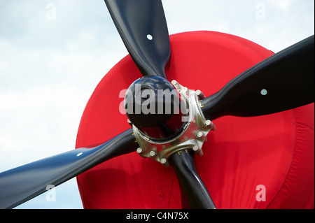 Detail der Flugzeug-Propeller und blauer Himmel Chance Vought F4U-4 Corsair fliegen Bullen Red Bull MEMORIAL AIR SHOW 2011 Roudnice Stockfoto