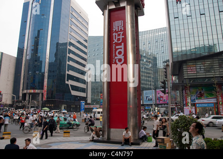 Peking, China, Große Menschenmengen, Spaziergänge, Straßenszene, Moderne Architektur, Einkaufszentrum Stockfoto