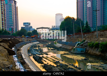 Peking, CHINA – Offene Abwasserentwässerung zum See in der Nähe der Baustelle, keine Arbeiter Stockfoto