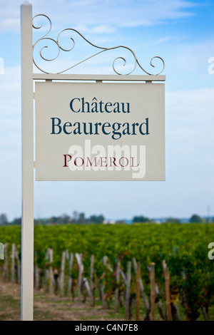 Zeichen für Chateau Beauregard Wine Estate über Reben in Pomerol im Bordeaux Region von Frankreich Stockfoto