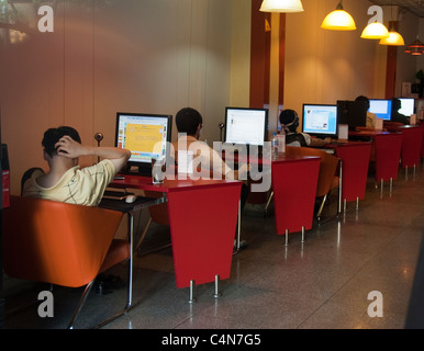 Peking, China, chinesische männliche Teenager im öffentlichen Internet Cafe, mit Computern, hinter, Teenager UND china Stockfoto