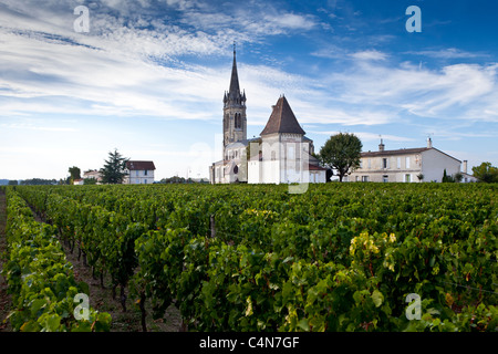 Dorf von Pomerol mit Weinberg, Chateau St Pierre und Kirche von St. Jean in Bordeaux Weinregion Frankreichs Stockfoto