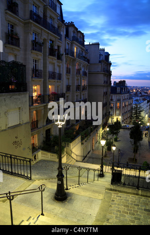 Ein Abend Blick auf die berühmte Treppe am Montmartre in Paris, Frankreich Stockfoto