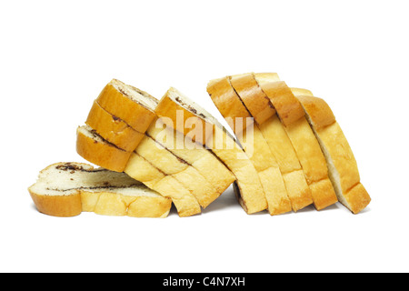 Brot in Scheiben geschnittene Schokolade geladen auf weißem Hintergrund Stockfoto