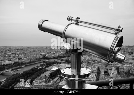 Ein Anzeige-Teleskop auf der Aussichtsplattform des Eiffelturms, Paris Stockfoto