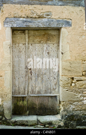 Traditionellen alten hölzernen französische Tür im malerischen Stadt Castelmoron d ' Albret im Bordelais, Gironde, Frankreich Stockfoto