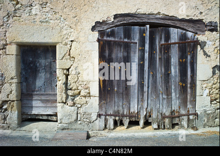 Traditionelle verwitterten französische Tür im malerischen Stadt Castelmoron d ' Albret im Bordelais, Gironde, Frankreich Stockfoto