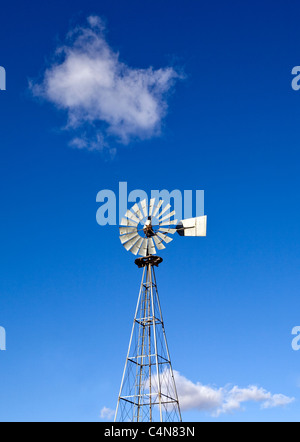 Windmühle mit Wolken. Stockfoto