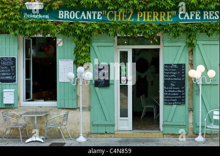 Traditionelle französische Cafe Chez Pierre mit Menüs in Stadt Castelmoron d ' Albret im Bordelais, Gironde, Frankreich Stockfoto