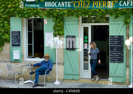 Kunden im traditionellen französischen Cafe mit Menüs im malerischen Stadt Castelmoron d ' Albret im Bordelais, Gironde, Frankreich Stockfoto