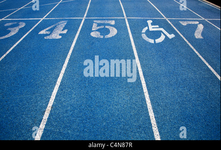 Handicap Rollstuhl-Symbol oben auf der Laufstrecke überlagert. Stockfoto