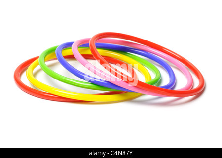Multicolor Kunststoff Armreifen isoliert auf weißem Hintergrund Stockfoto