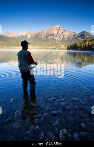 Mittleren Alter Mann Fliegenfischen am Pyramid Lake, Jasper Nationalpark, Alberta, Kanada. Stockfoto