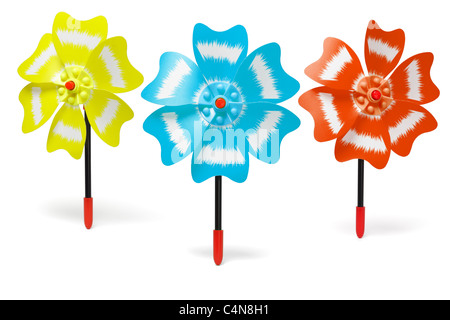 Drei bunte Spielzeug Windmühlen auf weißem Hintergrund Stockfoto