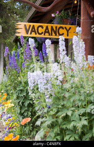 Vakanz Schild über blühende Sträucher, Lake Louise, Banff Nationalpark, Alberta, Kanada Stockfoto