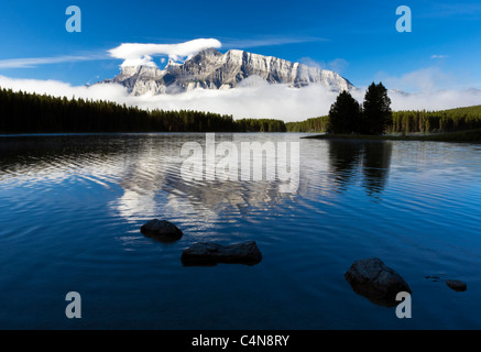 Zwei Jack Lake mit Mount Rundle, Banff Nationalpark, Alberta, Kanada. Stockfoto