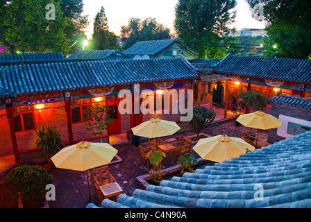 Peking, China, „Cote Cour“ Solar-Heizung Wassertank auf dem Dach des alten  Gebäudes, Tourist Hotel, Öko-Heizung Stockfotografie - Alamy