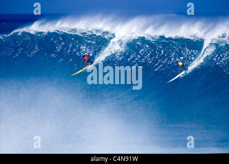 Surfer, die ausziehen während Eddie Aikau Surfen Turnier, Waimea Bay, North Shore, Oahu, Hawaii Stockfoto