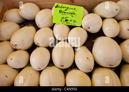 Weißen Auberginen mit Euro Preis Ticket zum Verkauf an Lebensmittelmarkt am Sauveterre-de-Guyenne, Bordeaux, Frankreich Stockfoto