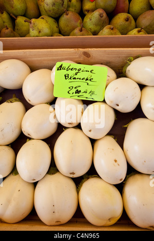 Weißen Auberginen zum Verkauf an Lebensmittelmarkt am Sauveterre-de-Guyenne, Bordeaux, Frankreich Stockfoto