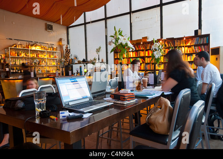 Peking, China, Gruppenmenschen, Frauen, die an Tischen sitzen, im trendigen französischen Restaurant, Café, Bibliothek, in Sanlitun Nachbarschaft, mit Computern an Tischen Stockfoto