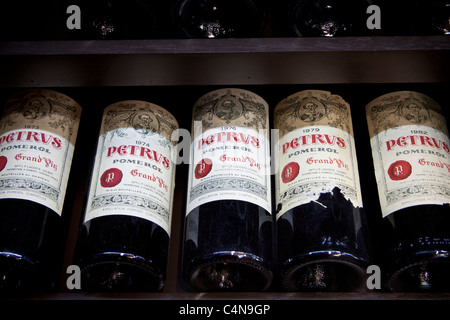 Chateau Petrus feine Wein Jahrgang 1973, 1974, 1976, 1979, 1982 zum Verkauf in St. Emilion, Bordeaux, Frankreich Stockfoto