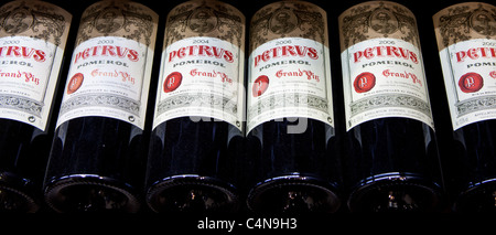 Chateau Petrus feine Wein Jahrgang 2000, 2003, 2004, 2006, 2007 Grand Vin auf Verkauf in St. Emilion, Bordeaux, Frankreich Stockfoto