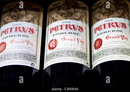 Chateau Petrus feine Wein Jahrgang 2003, 2004, 2006, Grand Vin auf Verkauf in St. Emilion, Bordeaux, Frankreich Stockfoto