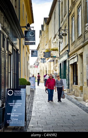 Touristen Flanieren in St. Emilion in der Region Bordeaux, Frankreich Stockfoto