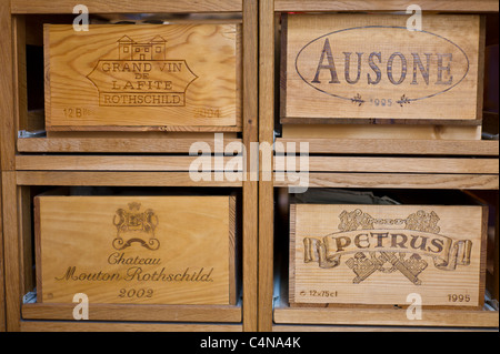 Lafite Rothschild, Ausone, Petrus und Chateau Mouton Rothschild bei Vignobles et Chateaux Wein Händler in St. Emilion, Frankreich Stockfoto