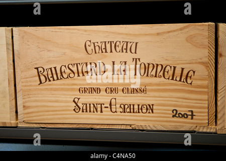 Fall von feinen Wein Chateau Balestard La Tonnelle 2007 bei Vignobles et Chateaux Wein Händler in St. Emilion, Bordeaux, Frankreich Stockfoto