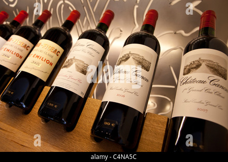 Weine Chateau Canon 1er Grand Cru Classe, Chateau Figeac, bei Vignobles et Chateaux Wein Händler in St. Emilion, Bordeaux Stockfoto