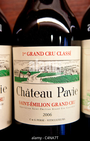 Feiner Wein Chateau Pavie 1er Grand Cru Classe 2006 Jahrgang Vignobles et Chateaux shop in St. Emilion, Bordeaux, Frankreich Stockfoto