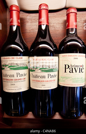 Feine Wein Chateau Pavie 1er Grand Cru Classe 2006 und 2004 Jahrgang und Aromes de Pavie in Vinothek St. Emilion, Bordeaux, Frankreich Stockfoto