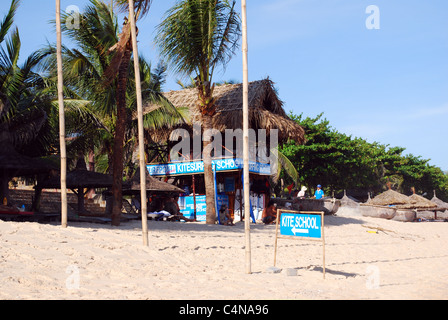 Bescheidene Kiteschule am Strand von Mui Ne Vietnam Stockfoto