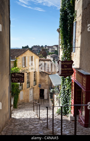 Gepflasterte Straße in traditionellen Stadt St Emilion, in die Weinregion Bordeaux Frankreich Stockfoto